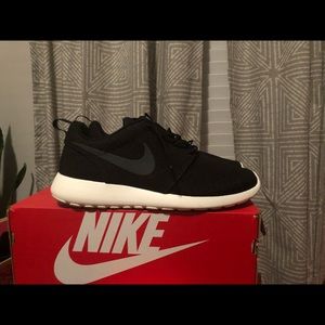 Nike roshe sneakers
